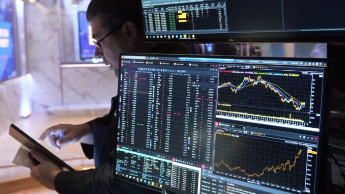 Los dólares cerraron el mes al alza y en el mercado detectaron ventas atribuidas al Tesoro, mientras el riesgo país llegó a 1200 puntos