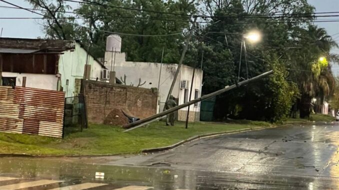 Voladuras de techos, árboles y postes caídos tras el temporal en Concepción del Uruguay