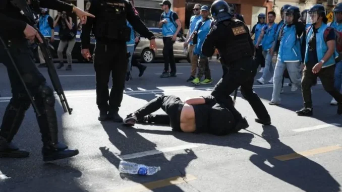 Mientras Diputados debate en el recinto en la calle hubo marcha de jubilados con represión y detenidos